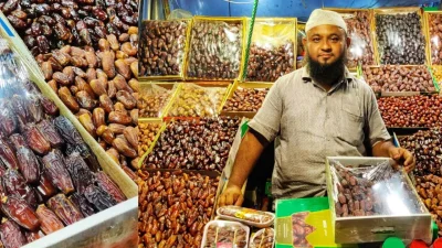 ইফতারির অন্যতম প্রধান অনুষঙ্গ খেজুর