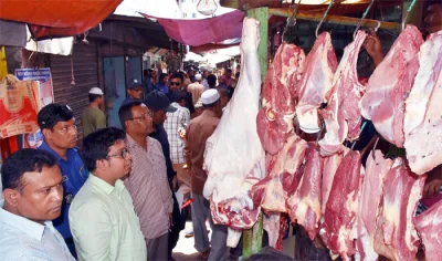 গরুর মাংসের দোকানের সামনে ক্রেতাদের ভিড়