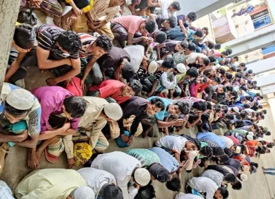 আটক রোহিঙ্গারা। ছবি: ইত্তেফাক