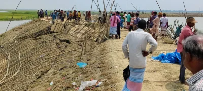 বাঁধ মেরামত করা হচ্ছে। ছবি: ইত্তেফাক