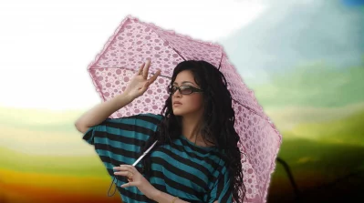 গরমকালে হালকা রঙের ছাতা ব্যবহার করলে তেমন একটা লাভ হয় না, এতে গায়ে রোদ বেশি লাগে 