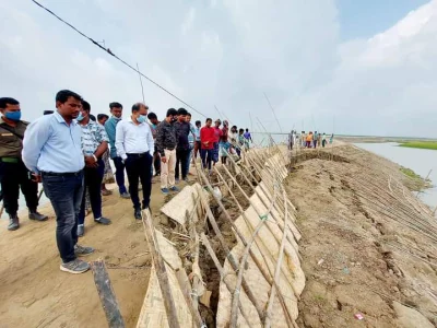 ভাঙন দেখা দিয়েছে বাঁধে। ছবি: ইত্তেফাক