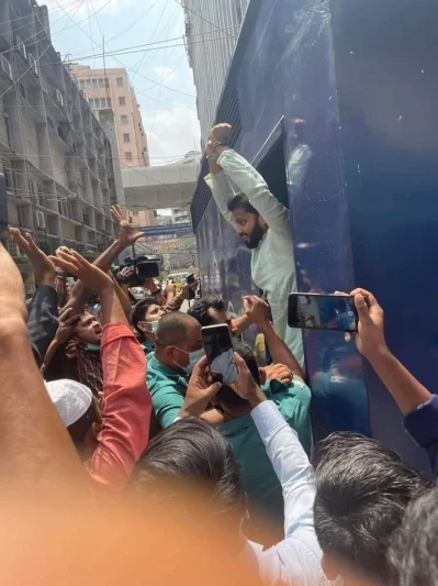  ইশরাক হোসেনকে প্রিজন ভ্যানে তোলা হচ্ছে।