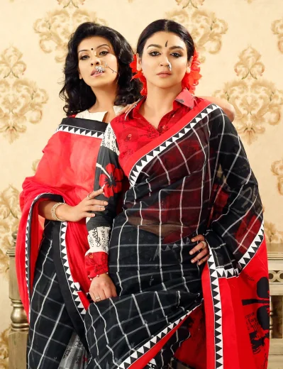 মাঝেমধ্যেই চুল কাটার ধরণে বদল আনবেন। একই ধরনের চুল কাটলে আপনার চেহারায় একঘেয়েমি চলে আসতে পারে