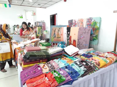 বিভিন্ন ধরনের পোশাক। ছবি: বিপ্লব মল্লিক