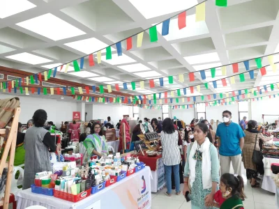  পোশাক, গয়না, খাবার ও ঘর সাজানোর নানা উপকরণ। ছবি: বিপ্লব মল্লিক