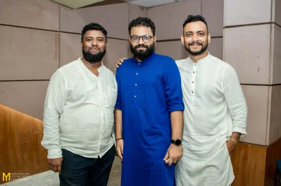 আয়োজক কমিটির প্রধান ইয়াসিন আরাফাত এর সঙ্গে তানভীর আহমেদ ও তৌহিদ হাসান। 