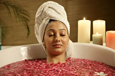 গোলাপ ফুলের পাপড়ি ভেজানো পানিতে গোসল করলে শরীর ঠাণ্ডা থাকে, ত্বকের আর্দ্রতা বজায় থাকে, বাড়ে সৌন্দর্যও