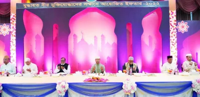 ইফতার অনুষ্ঠানে মুক্তিযোদ্ধা বিষয়ক মন্ত্রী আ ক ম মোজাম্মেল হক ও সেনাপ্রধান এস এম শফিউদ্দিন আহমেদসহ অন্যান্যরা। ছবি: আইএসপিআর