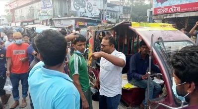 বিক্ষোভ করছেন শ্রমিকরা। ছবি: ইত্তেফাক
