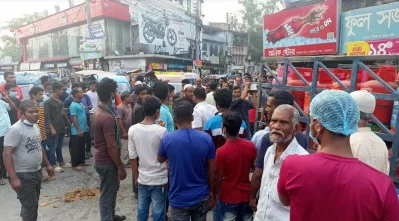 কর্মবিরতে শ্রমিকরা। ছবি: ইত্তেফাক