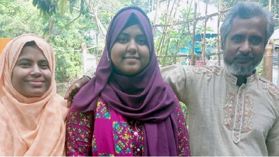 বাবা-মায়ের সঙ্গে হারিছা