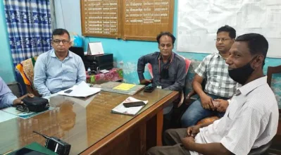 ঘটনার তদন্ত কার্যক্রমে অংশ নিতে শিক্ষক হৃদয় চন্দ্র মণ্ডল (ডানে)। ছবি: সংগৃহীত