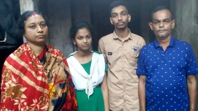পরিবারের সঙ্গে প্রতীক সরকার