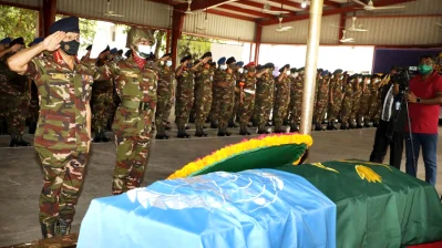 ল্যান্স কর্পোরাল কফিল মজুমদারের কফিনে সেনাবাহিনী প্রধান জেনারেল এস এম শফিউদ্দিন আহমেদের শ্রদ্ধা।