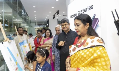 আর্ট ক্যাম্পে শিশুদের ছবি আঁকা দেখছেন সংসদ সদস্য ও অভিনেত্রী সূবর্ণা মোস্তোফা। 