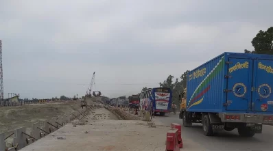 মহাসড়কের উন্নয়ন কাজ চলছে।