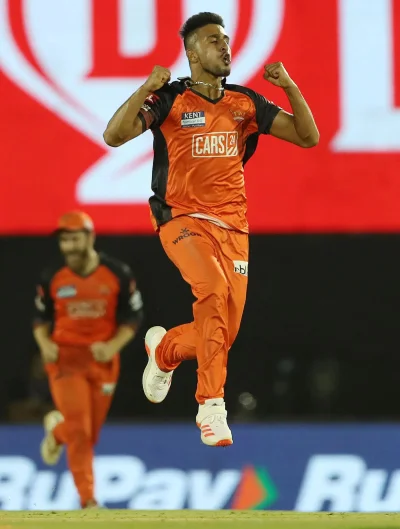 গতির ঝড় তুলে মুগ্ধতা ছড়াচ্ছেন উমরান মালিক। ছবি: বিসিসিআই