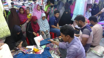দোকানে কেনাবেনা চলছে।