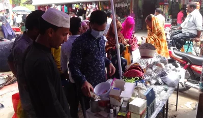 দোকানে কেনাবেনা চলছে।