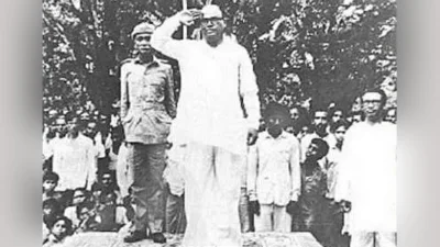 গার্ড অব অনারে সালাম নিচ্ছেন সৈয়দ নজরুল ইসলাম। তাঁর পেছনে ডানে তাজউদ্দীন আহমদ এবং বাঁয়ে এম এ জি ওসমানী। ১৭ এপ্রিল ১৯৭১। ছবি: সংগৃহীত