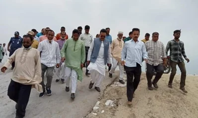 হাওর এলাকা পরিদর্শন করেন কৃষিমন্ত্রী আবদুর রাজ্জাক। ছবি- ইত্তেফাক