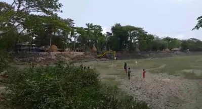 ভেকু দিয়ে ফাতেমাবাদ বন্যা নিয়ন্ত্রণ বাঁধ কাটা হচ্ছে। 