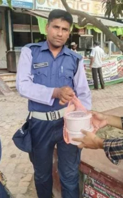 পুলিশ সদস্যকে ইফতার দেওয়া হচ্ছে। 