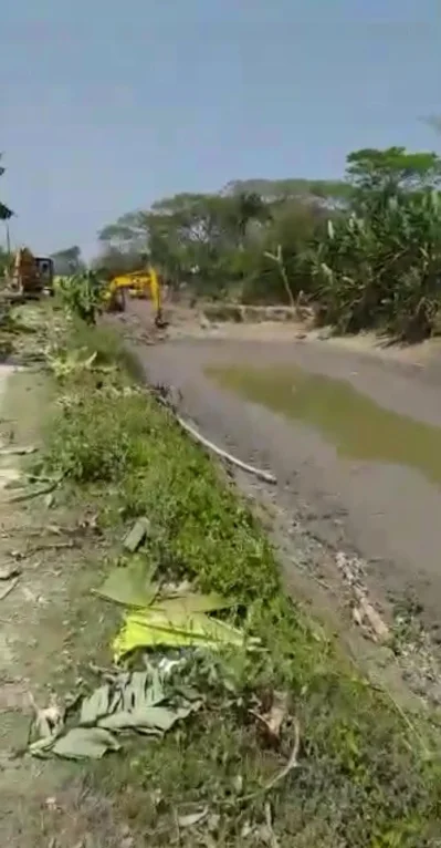 ভ্যাকু দিয়ে রাস্তা সংলগ্ন মাটিকাটা হচ্ছে। 