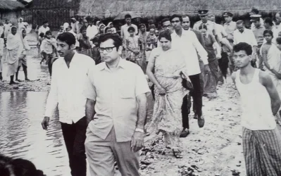 ১৯৭১ আলে রিফুজি ক্যাম্প পরিদর্ষন করছেন বীর মুক্তিযোদ্ধা এম হোসেন আলী।