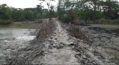 মাটিকাটার পর ফসলি জমির বর্তমান অবস্থা। 