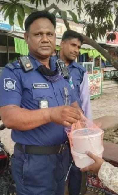 পুলিশ সদস্যকে ইফতার দেওয়া হচ্ছে। 