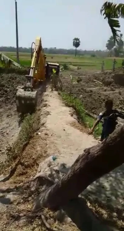 ভ্যাকু দিয়ে মাটি কাটা হচ্ছে। 