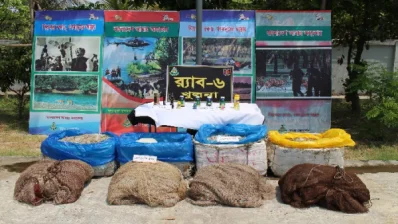 মাছ শিকারিদের কাছ থেকে উদ্ধারকৃত ১০ বোতল বিষ, ৪টি জাল, শিকার করা মাছ ৪০০ কেজি এবং ৫টি টর্চ লাইট।