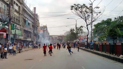 নিউমার্কেটের ব্যবসায়ীদের সঙ্গে শিক্ষার্থীদের সংঘর্ষ। ছবি: ইত্তেফাক