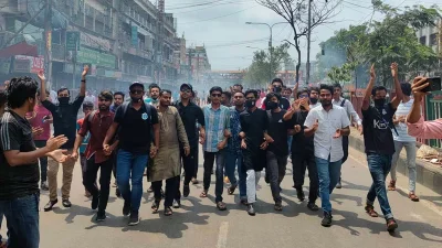 মিছিল করে শিক্ষার্থীরা।