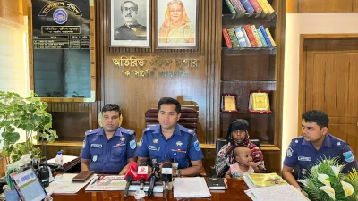 সংবাদ সম্মেলনে ঘটনার বিস্তারিত তুলে ধরছেন অতিরিক্ত পুলিশ সুপার নাজমুল হাসান রাফি। সঙ্গে রানী বেগম। ছবি: সংগৃহীত