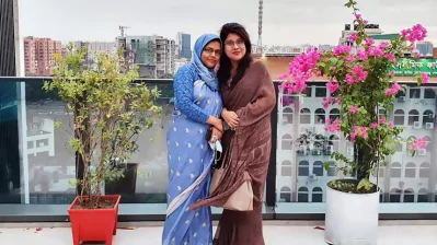 শাশুড়ি-মা, স্বরাষ্ট্র মন্ত্রণালয়ের অতিরিক্ত সচিব শাহানারা খাতুনের সঙ্গে নুসরাত নওশীন। ছবি: ফেসবুক থেকে