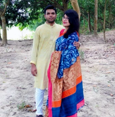 ঢাবি শিক্ষক স্বামী আসিফ ইমতিয়াজের সঙ্গে নুসরাত নওশীন। ছবি: ফেসবুক থেকে