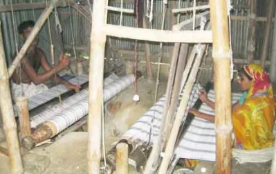 সাথিয়া উপজেলার ছেচনিয়া গ্রামে কাপড় বোনা হচ্ছে।