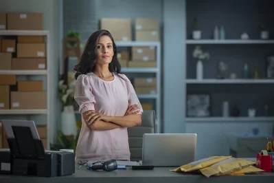 অফিসে শীতাতপনিয়ন্ত্রিত পরিবেশে ঢোকার আগে ত্বকে ময়েশ্চারাইজার মেখে নিন এবং সঙ্গে রেখেও দিন