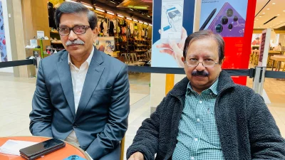 মাহবুব উল আলম হানিফের সঙ্গে সাইফুল্লাহ মাহমুদ দুলাল। ছবি: ইত্তেফাক