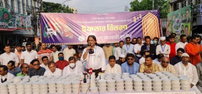 ইফতার সামগ্রী বিরতরণ। 
