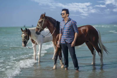 এবারের ঈদে তরুণদের পছন্দের শীর্ষে রয়েছে দেশীয় সুতি কাপড়ের তৈরি শার্ট