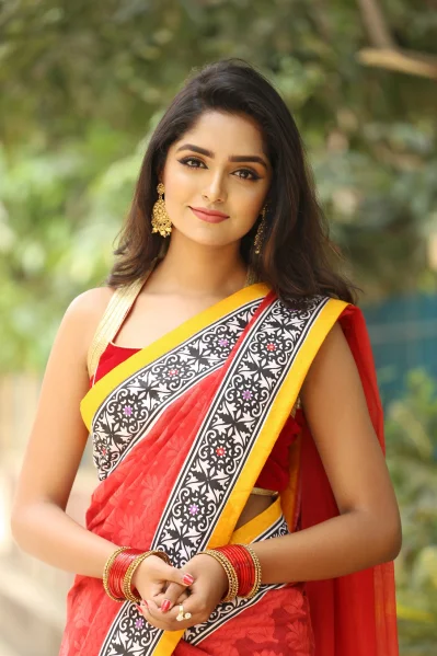 সূর্যের তাপ, ঘাম, বৃষ্টির পানি, ধুলা ময়লাতে তুলনামূলক বেশি ক্ষতি হয় তৈলাক্ত ত্বকের