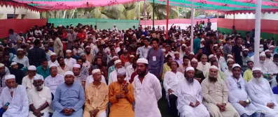 ইফতার মহফিলে দলীয় নেতা-কর্মী ও অন্যান্যরা। ছবি: ইত্তেফাক