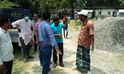 নির্মাণকাজে সংশ্লিষ্টদের সঙ্গে কথা বলছেন বিদ্যালয় কর্তৃপক্ষ।