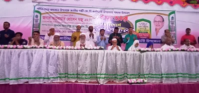 ইফতার মাহফিলে আনোয়ার হোসেন মঞ্জুর সঙ্গে নেতা-কর্মীরা। ছবি: ইত্তেফাক