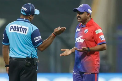 মাঠে আম্পায়ারের সঙ্গে কথা বলতে যান দিল্লির সহকারী কোচ প্রভিন আমরে। ছবি: বিসিসিআই