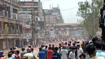শিক্ষার্থী ও ব্যবসায়ীদের মধ্যে সংঘর্ষ। ছবি: ইত্তেফাক